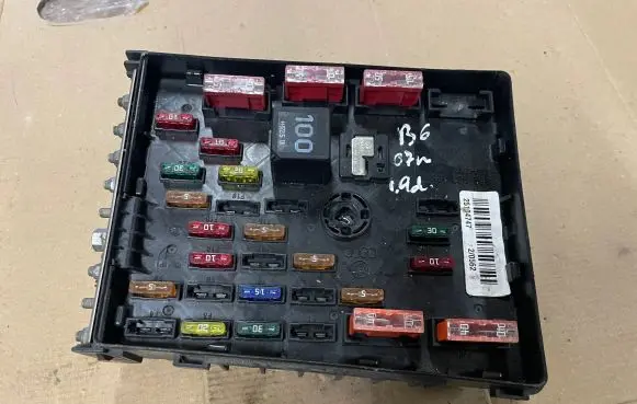 Volkswagen PASSAT B6 Fuse module 3C0937125 63592777