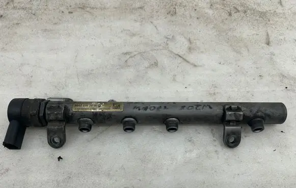 Mercedes-Benz E C207 W207 Fuel distributor A6420702995 A6420702995001 0935100423