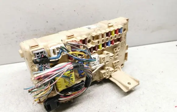 Toyota Corolla Verso AR10 Fuse module 892210F020