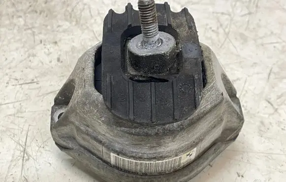 BMW 5 E60 E61 Engine mount bracket 6770642 15934612