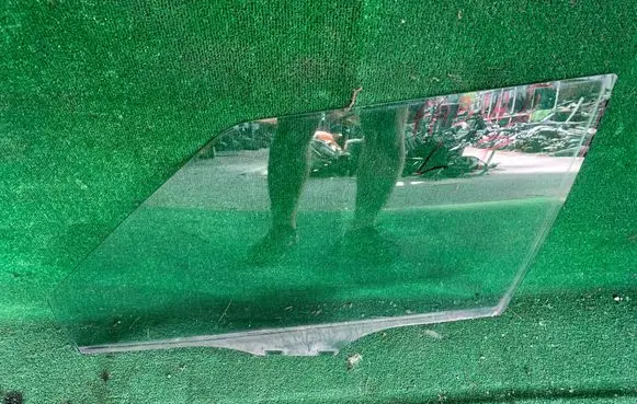Skoda Fabia Mk2 (5J) Front door window glass four-door 