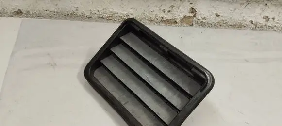Quarter panel pressure vent