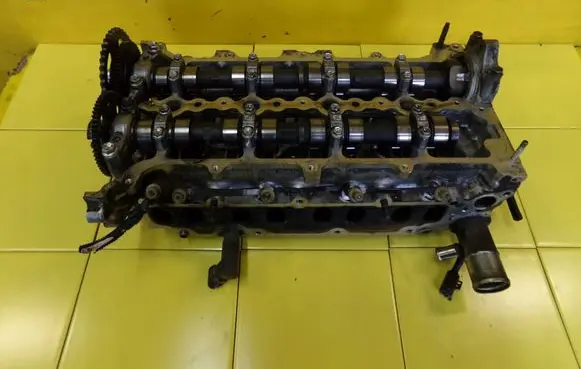 Toyota Avensis T270 Engine head KOMPLETNA 1ADFTV