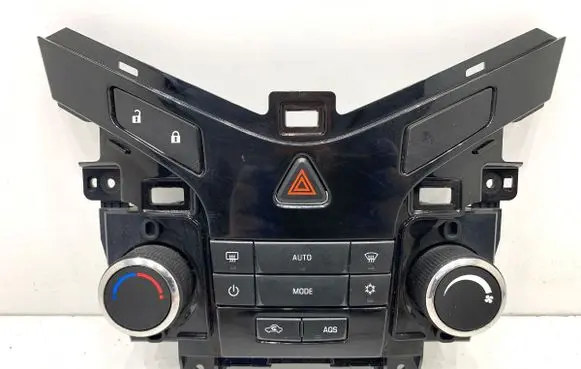 Chevrolet Cruze II Interior fan control switch 3870578