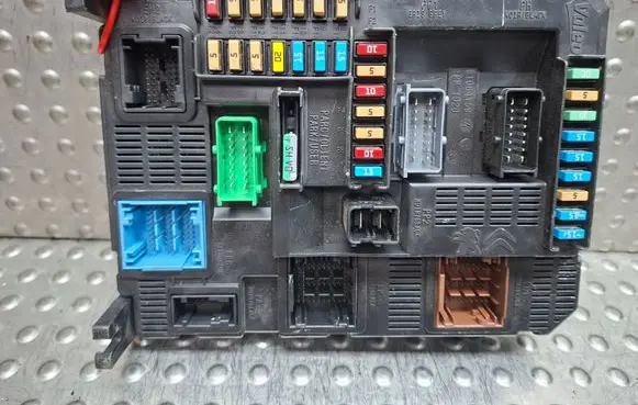 Peugeot 208 I Fuse module S26337142 9819850080
