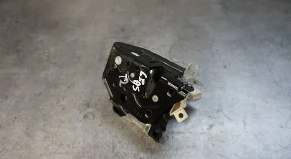 Audi A5 Sportback 8TA Front door lock 8J2837015D