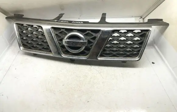 Nissan X-Trail T31 Front bumper upper radiator grill 62310
