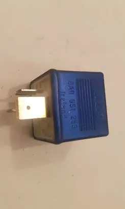 Volkswagen PASSAT B5 Other relay 8A0951253