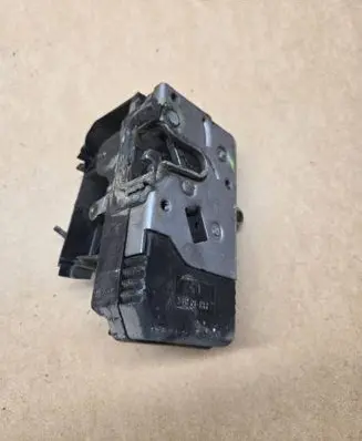 Opel Vivaro Rear door lock 8200008469 91166224