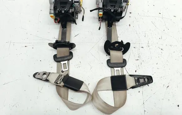 Volkswagen Touareg II Front seatbelt 3066322 30716510 305973210