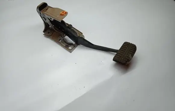 Mitsubishi Outlander Brake pedal