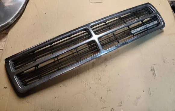 Chrysler Voyager Front bumper upper radiator grill
