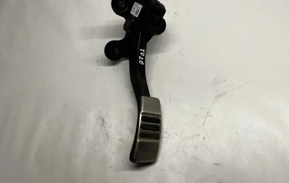 Ford Mustang VI Accelerator throttle pedal CR339F836AB
