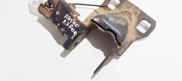 Engine mounting bracket