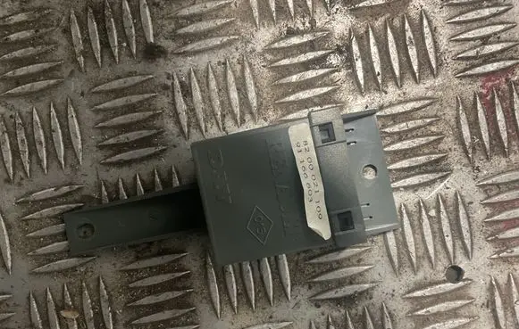 Renault Trafic II (X83) Central locking relay 