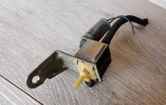 Audi A6 S6 C4 4A Turbo solenoid valve 37906283A