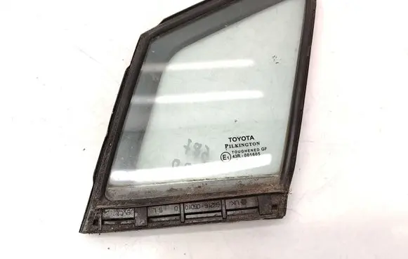 Toyota Avensis T270 Front door vent window glass four-door 43R001605