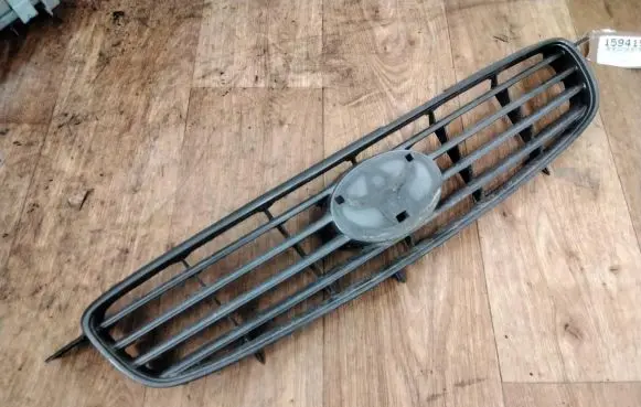 Toyota Avensis T220 Front grill