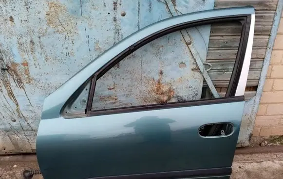Nissan Almera N16 Front door