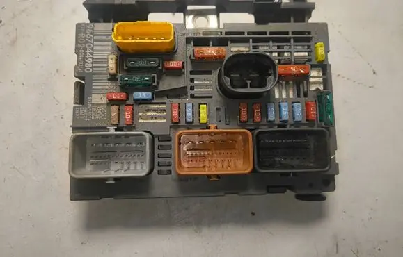 Peugeot 5008 Fuse module 9667044980