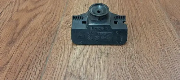Front bumper mounting bracket
