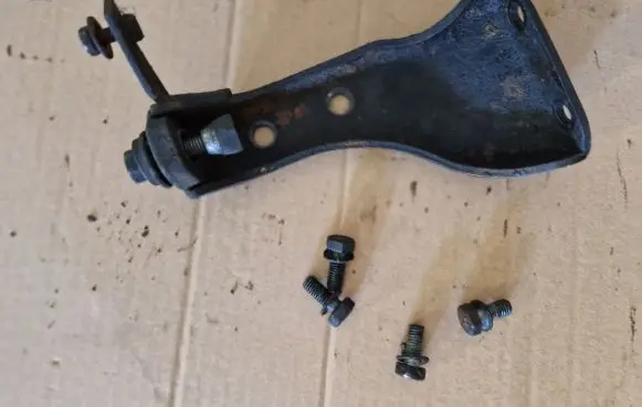 Volkswagen Golf II Fuel pump bracket 068130143C GTD N01023929