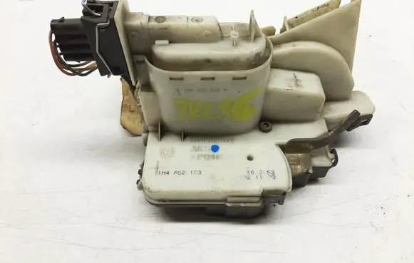 Volkswagen Golf III Rear door lock 1H4839015A