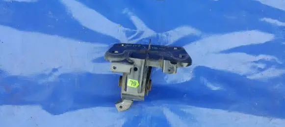 Engine mount vacuum valve