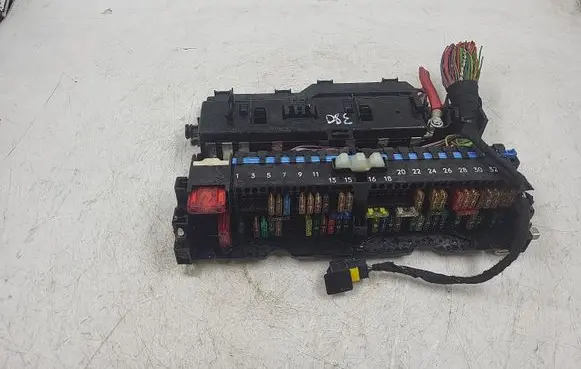 BMW 3 E46 Fuse module 8364540
