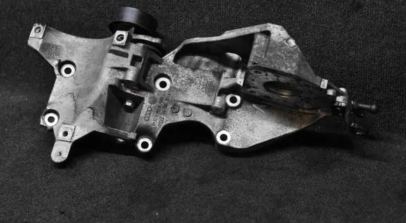 Volkswagen Tiguan Generator/alternator bracket 03L903143D