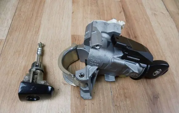 Toyota Avensis T270 Ignition lock 450200203 N0502965