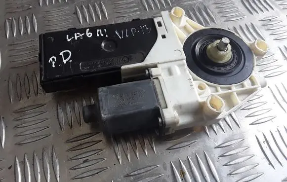 Renault Laguna III Front door window regulator motor 807300003R 0130822331