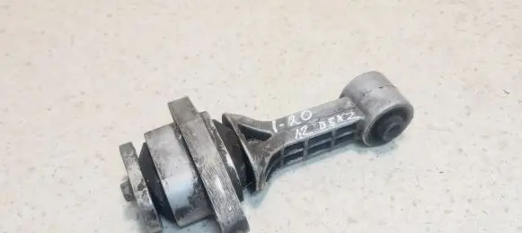Hyundai i20 (PB PBT) Engine mount bracket
