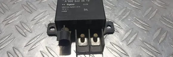 Mercedes-Benz E W211 Charging relay A0025423819 V23132A2001X14
