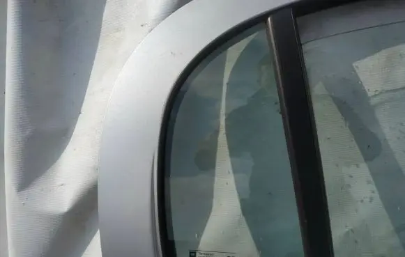 Opel Astra G Rear vent window glass 