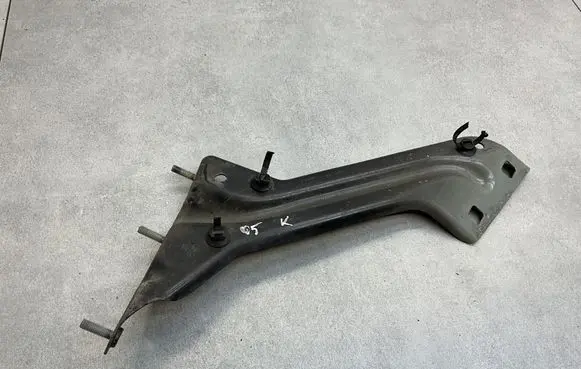 Audi Q5 SQ5 Fender mounting bracket 8R0821135