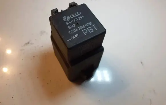Volkswagen PASSAT B6 Other relay 3B0951253 V23136J1006X056