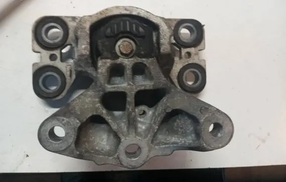 Volvo S80 Engine mount bracket 31401307