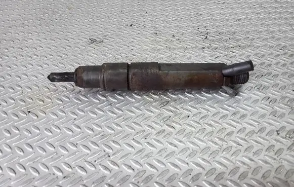 Volkswagen Golf III Fuel injector 028130201G