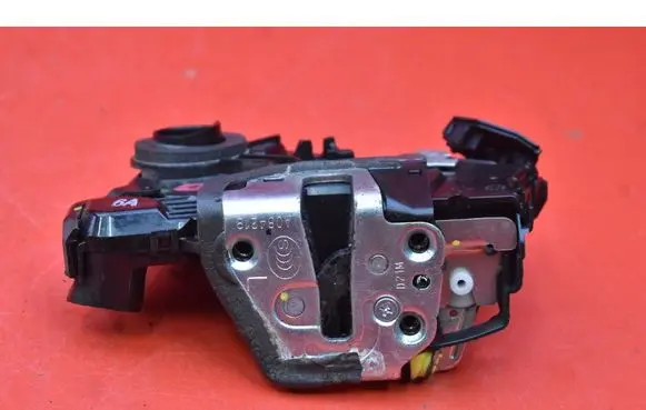 Toyota Auris E180 Front door lock A084219