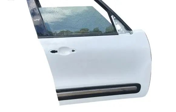 Fiat 500L Front door