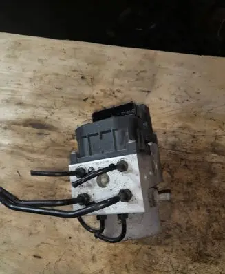 Volkswagen PASSAT B5 ABS Pump 8E0614111