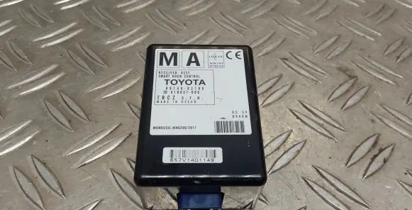 Toyota Auris E180 Door control unit/module 8974002100