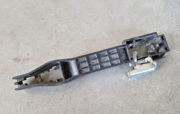 Mitsubishi L200 Rear door exterior handle/bracket 