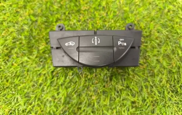 Mercedes-Benz CLS C219 Parking (PDC) sensor switch 2118217058 03751202 680981503F235