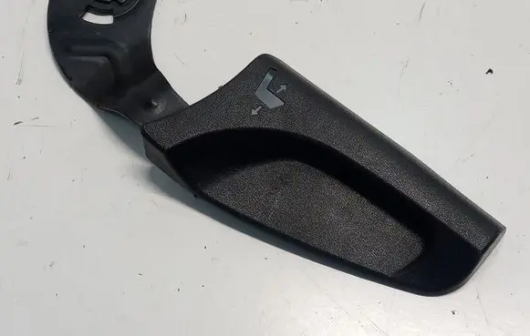 Nissan Qashqai Front passenger seat console base L0320012