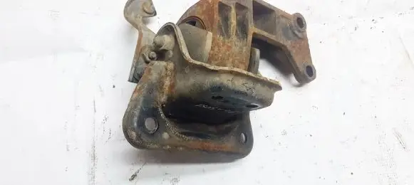 KIA Carens I Engine mount bracket
