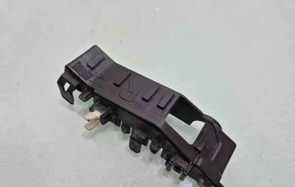 Front bumper mounting bracket