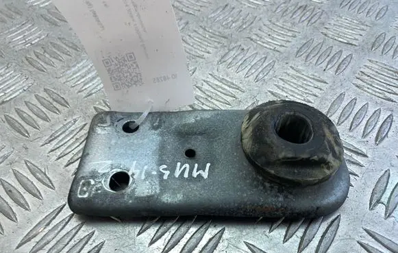 Radiator mount bracket
