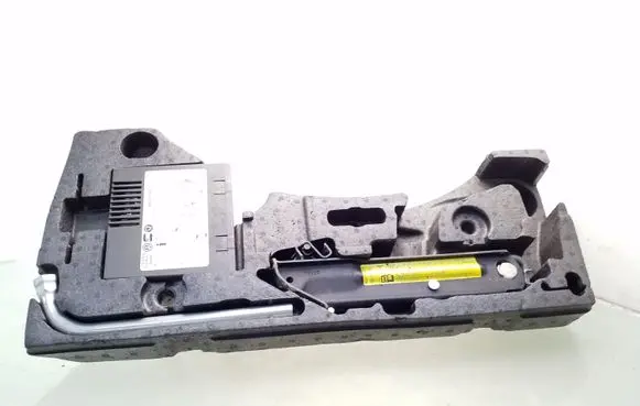Volkswagen PASSAT B6 Spare wheel mounting bracket 3C5012115C 4D0012219A 8D0012615C